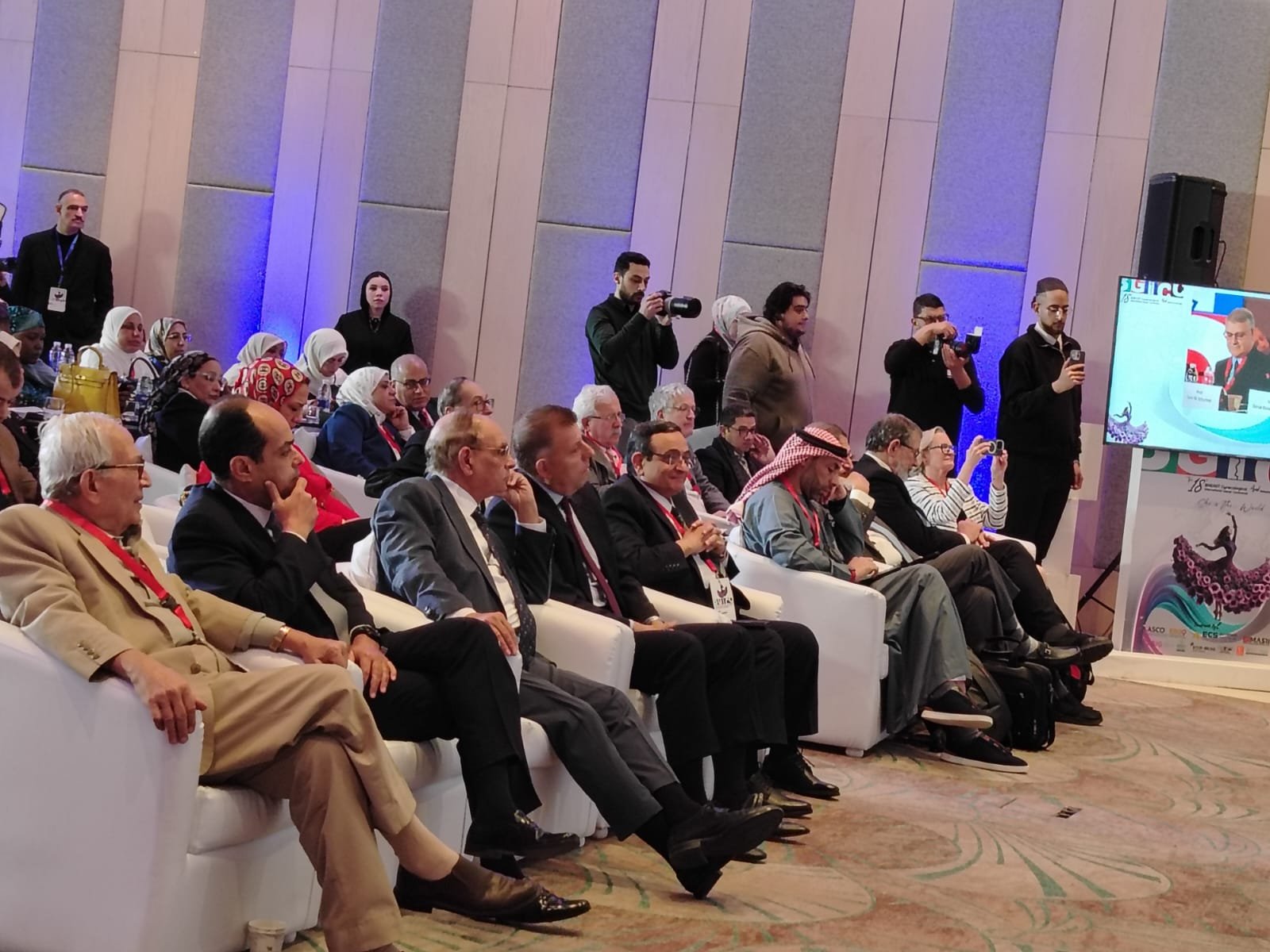 د حسين خالد ود محمد لطيف خلال المؤتمر و د محمود المتين وعدد من الخبراء الأجانب د حسين خالد ود محمد لطيف خلال المؤتمر و د محمود المتين وعدد من الخبراء الأجانب