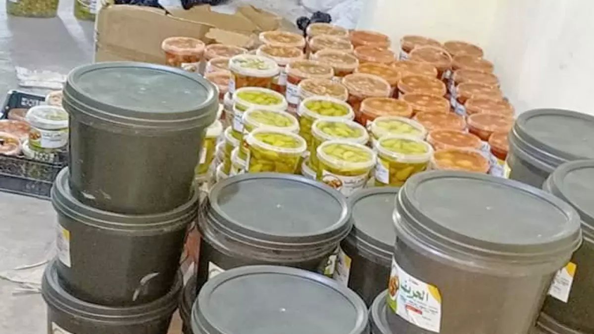 عاجل: ضبط 3 أطنان مخللات فاسدة كانت في طريقها لمائدتك... والمفاجأة في مكان المصنع السري!