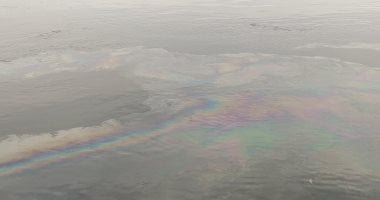 ظهور بقعة سولار في نهر النيل بإسنا.. وشركة المياه تتدخل لتفتيتها