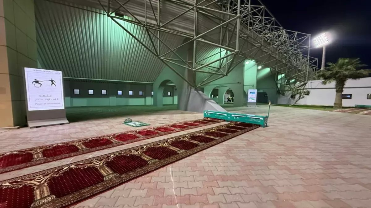 لأول مرة في تاريخ الكرة السعودية: القادسية يحدث ثورة إيمانية داخل الملعب... مصليات للجماهير أثناء المباراة!