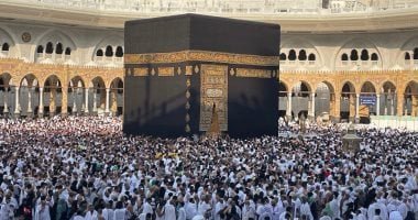 معتمر تونسى يستعيد بصره أثناء أدائه مناسك العمرة أمام الكعبة المشرفة.. فيديو