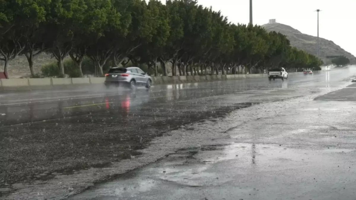 عاجل: عاصفة مطرية تضرب السعودية لـ3 أيام… الرياض وجدة ومكة تستعد لسيول وبرد ورياح 60 كم/ساعة!