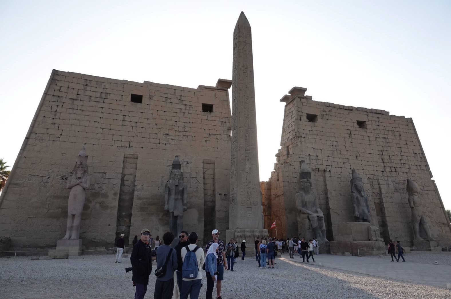 استمتاع السائحين فى قلب معبد الأقصر