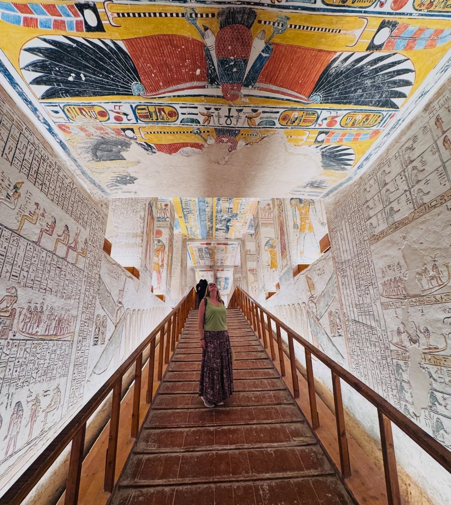 استمتاع اجنبية فى قلب مقابر ملوك وملكات الأقصر