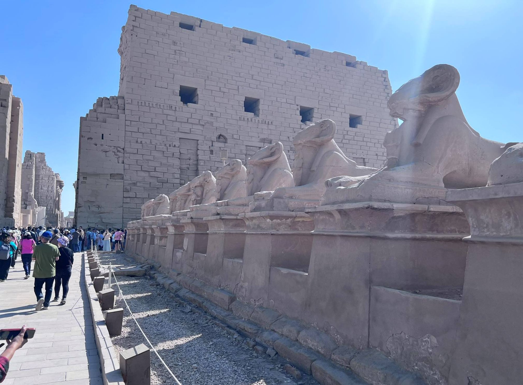 اقبال سياح العالم فى معابد الكرنك