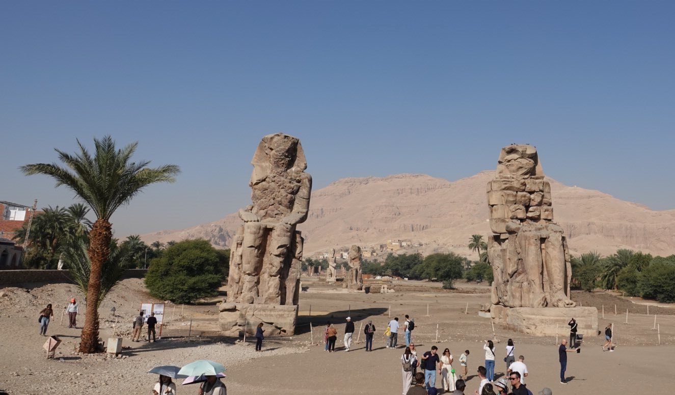 جانب من زيارات السائحين فى منطقة تمثالى ممنون