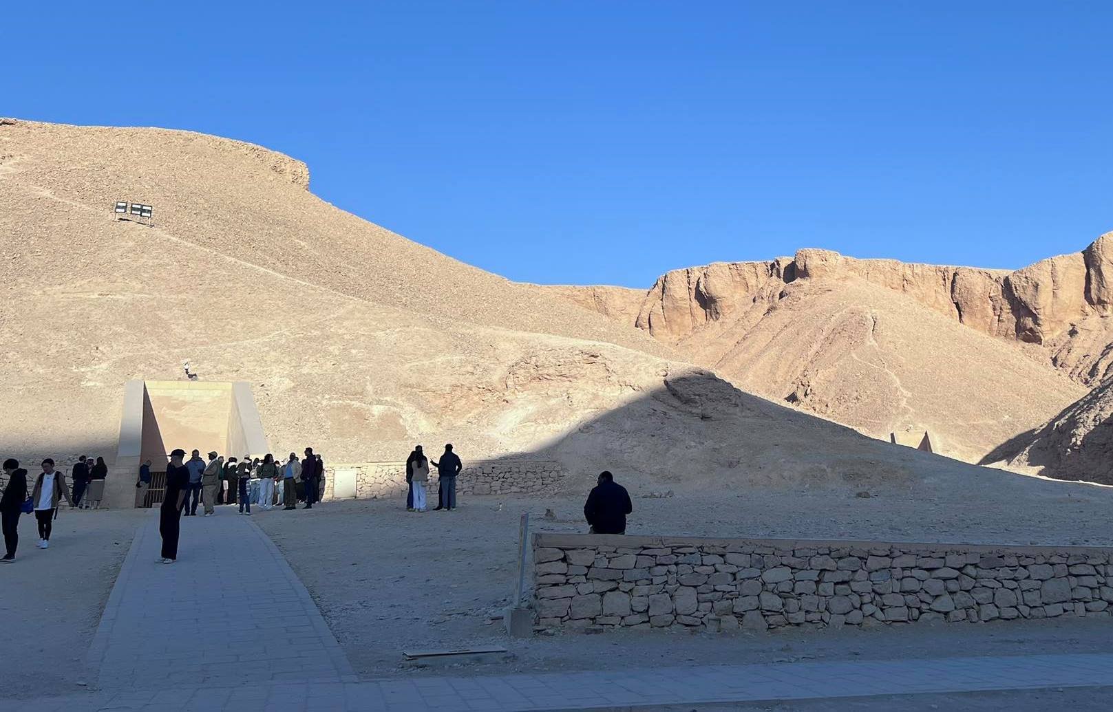 جانب من التوافد السياحى بمقابر ملوك الأقصر