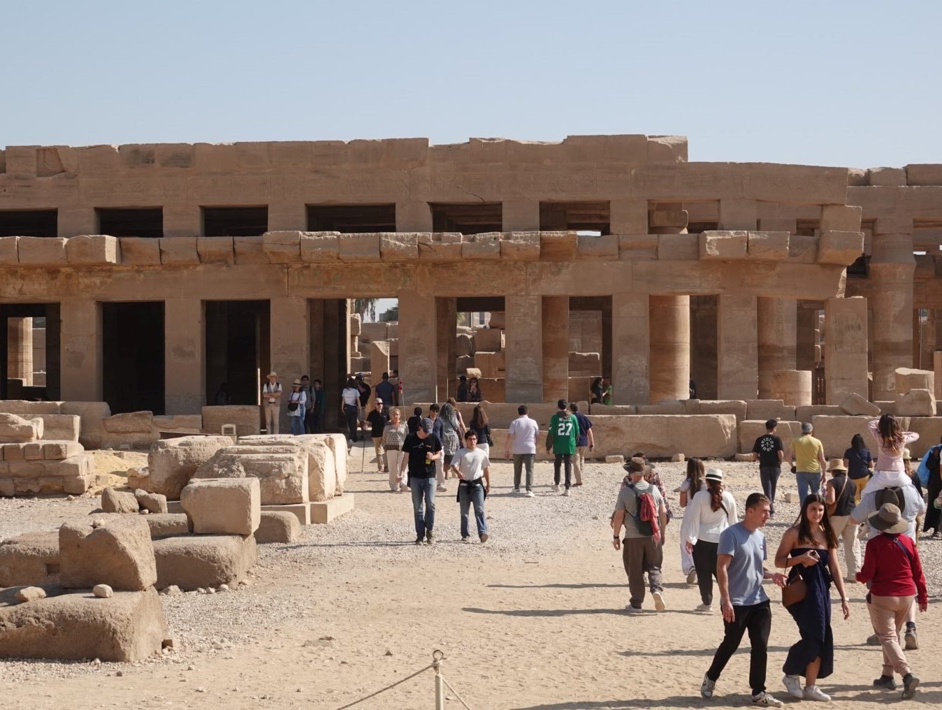 جانب من استمتاع السياح فى قلب معابد الأقصر