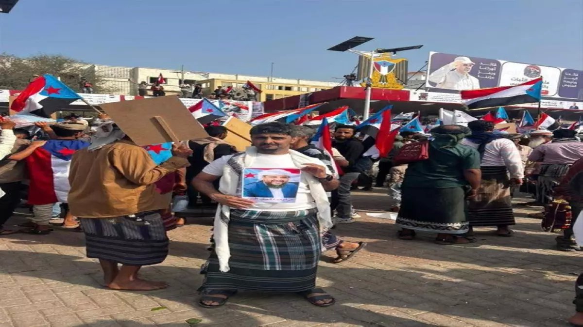 عاجل: مليونية تاريخية في عدن تهز المنطقة... آلاف يرفعون شعار "القضية قبل الأشخاص" ويُجدِّدون الثقة بالحل السعودي!