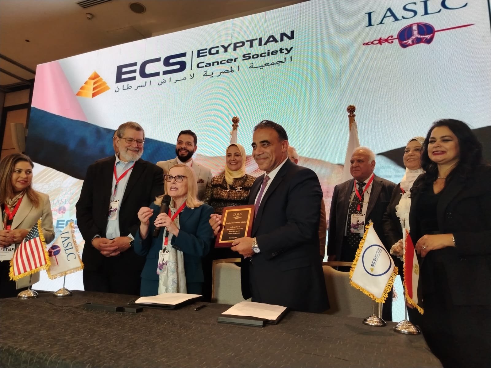 الدكتور هشام الغزالى مع رئيس الجمعية الأمريكية لدراسة سرطان الرئة