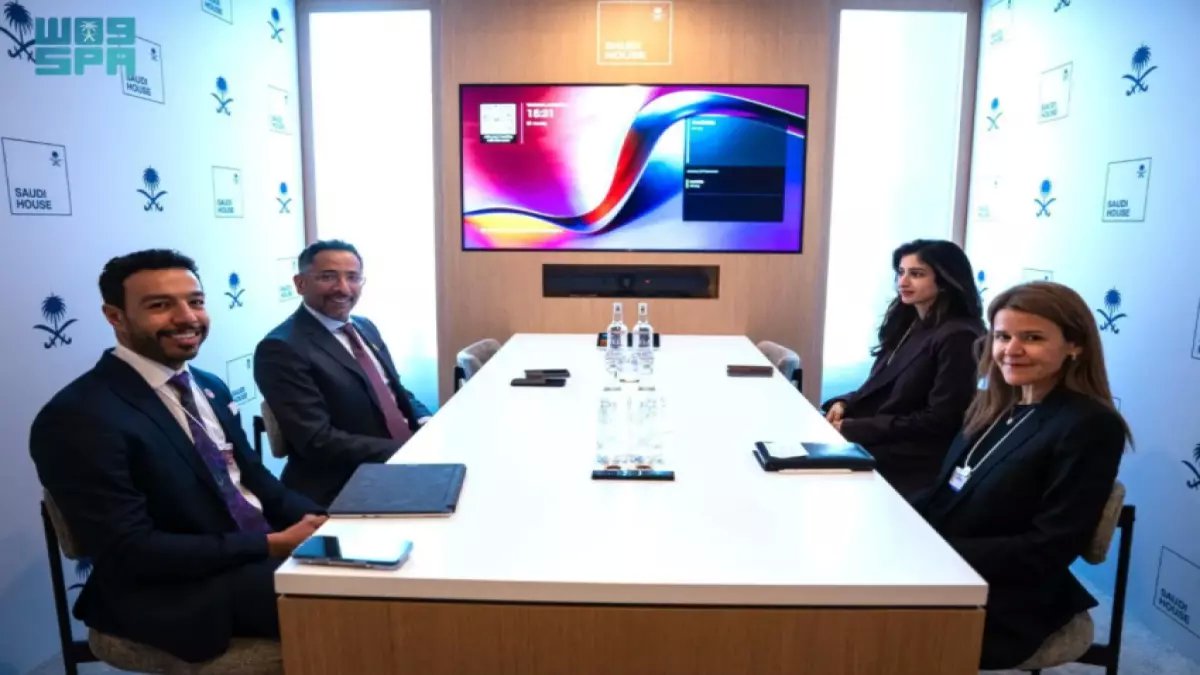 عاجل: وزير الصناعة يوقع صفقات سرية مع عمالقة التكنولوجيا في دافوس... هل ستغير وجه الصناعة السعودية؟