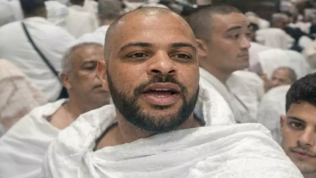 معجزة أمام الكعبة: المشجع الأردني الأبكم ينطق لأول مرة منذ 25 عاماً... "لا إله إلا الله"!