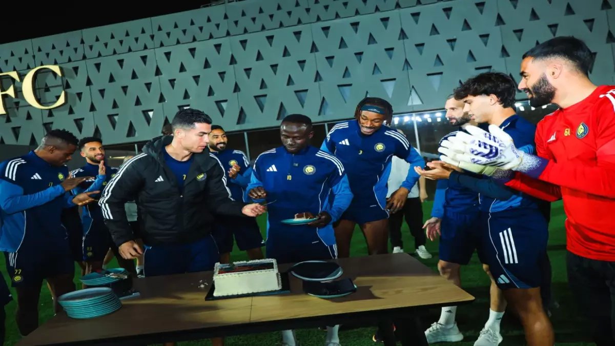 شاهد: احتفال مذهل بـ«رجل البطولة» ساديو ماني في النصر... تورتة وترحيب أسطوري بطل أفريقيا!