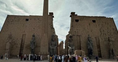 إقبال سياحي يرسم لوحات بديعة في معابد الأقصر والكرنك ومقابر الملوك.. صور