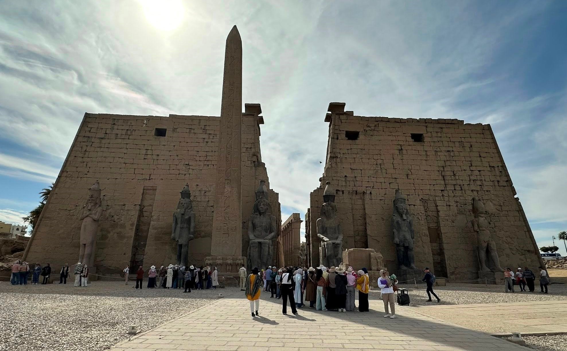 الإقبال السياحي يرسم لوحات بديعة في معابد الأقصر والكرنك