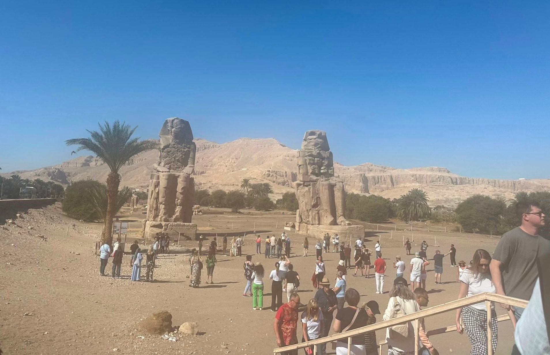 استمتاع الأجانب بزيارة منطقة تمثالى ممنون