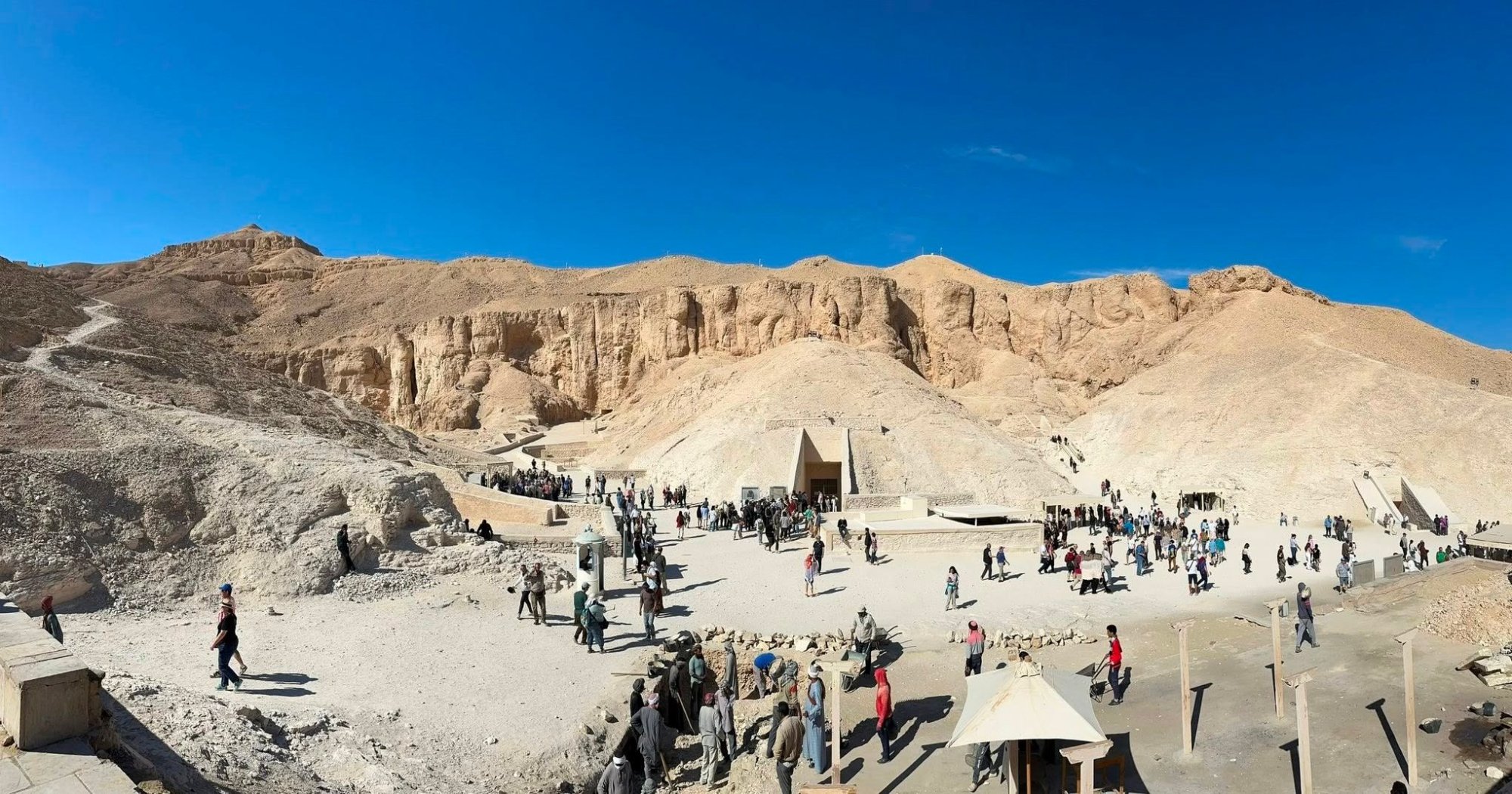 إقبال سياحى مع تحسن الطقس فى منطقة وادى الملوك والملكات