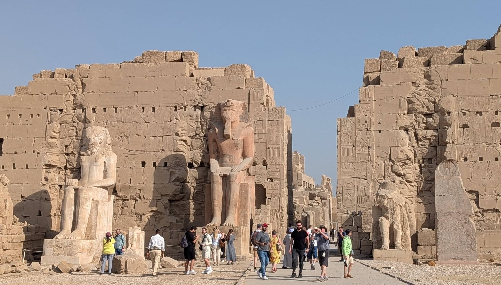 زيارات سياح العالم اليومية فى المعابد بالأقصر