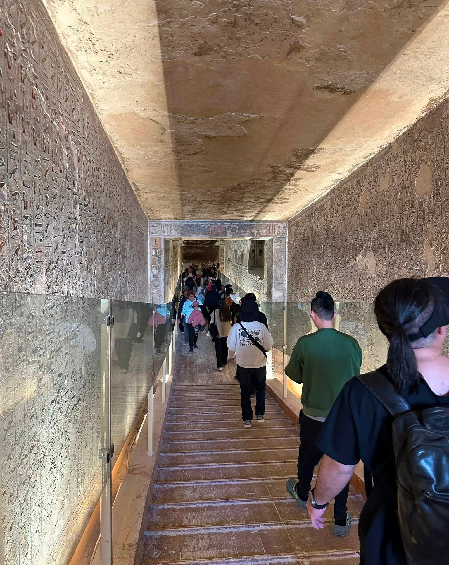 متعة الأجانب فى مقابر ملوك وملكات مصر