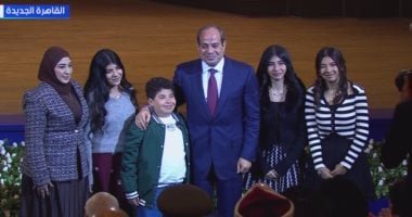 الرئيس السيسى يلتقط صورة تذكارية مع أسرة الشهيد البطل رامى هلال