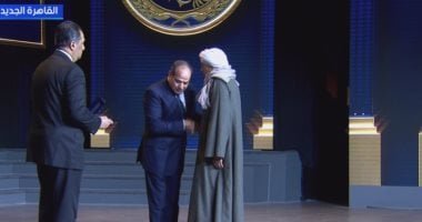 الرئيس السيسى يكرم عددًا من أسر شهداء الشرطة خلال احتفال عيد الشرطة