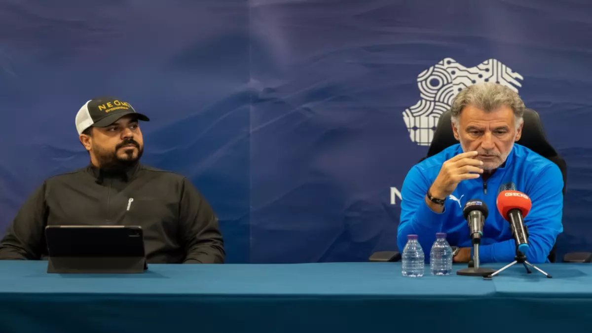 مدرب نيوم يصدم الجماهير: الأهلي لم يتطور منذ بداية الموسم... والكشف عن مصير الفرج وفلاته!