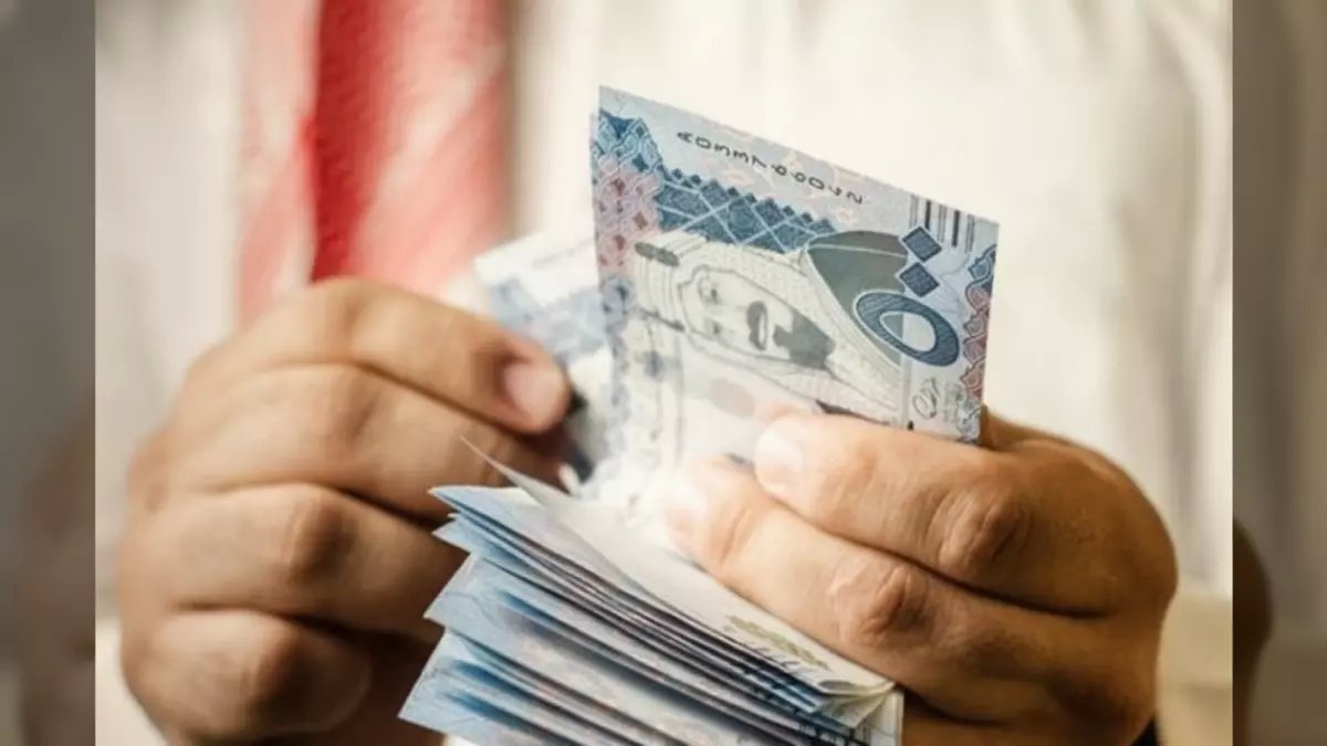 عاجل: رواتب يناير مع العلاوة الذهبية تودع غداً... تعرف على زيادتك من 125 لـ865 ريال!