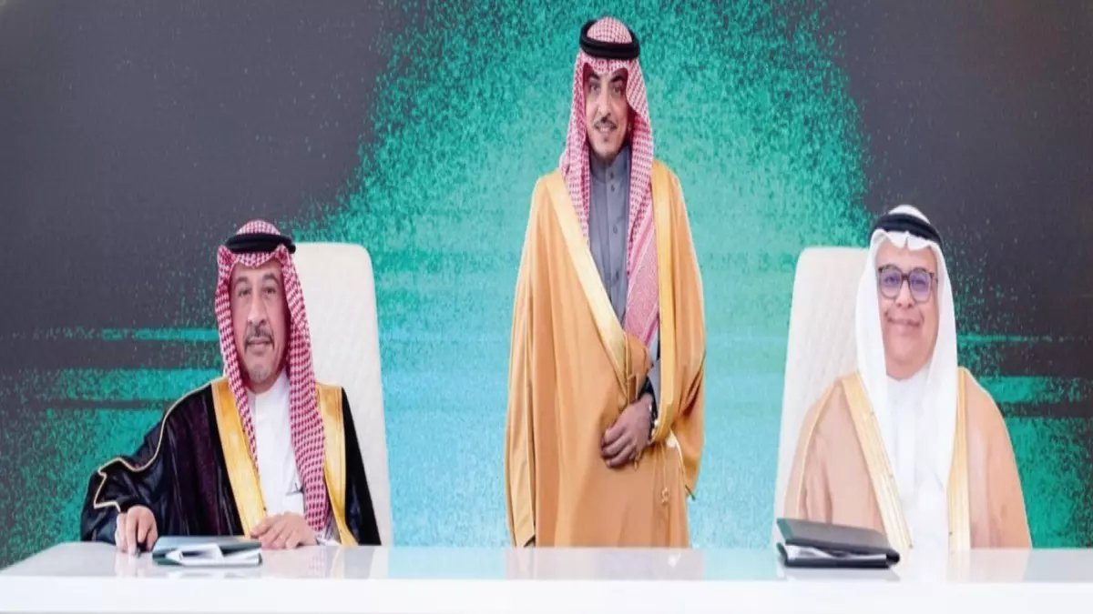 حصري: وزير الإعلام يكشف الخطة السرية لإنقاذ الصحافة السعودية… 8 اتفاقيات تغير الخريطة الإعلامية!