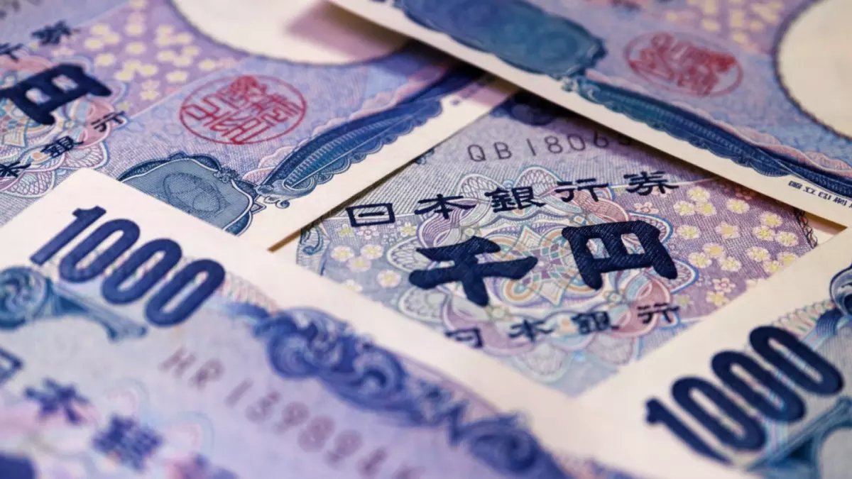 عاجل: اليابان تحذر من "حرب العملات"... قفزة جنونية للين تثير ذعر المتداولين!