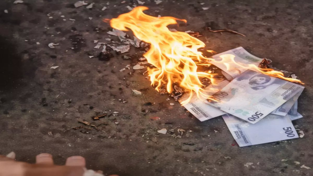 عاجل: فضيحة إحراق الأموال تكشف سر المستفيدين من المجلس الانتقالي... والشعب على حافة المجاعة!