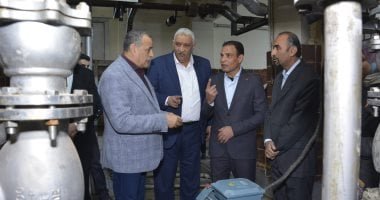 وزير الإنتاج الحربى يتابع سير العملية الإنتاجية بشركة أبو زعبل للكيماويات
