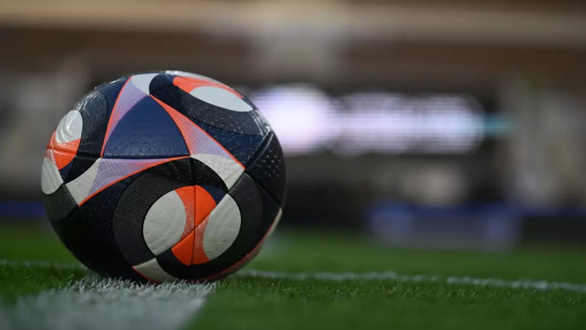 كشف عن حكام مباريات الأحد: مفاجأة في طاقم مباراة الرياض والهلال تثير الجدل!