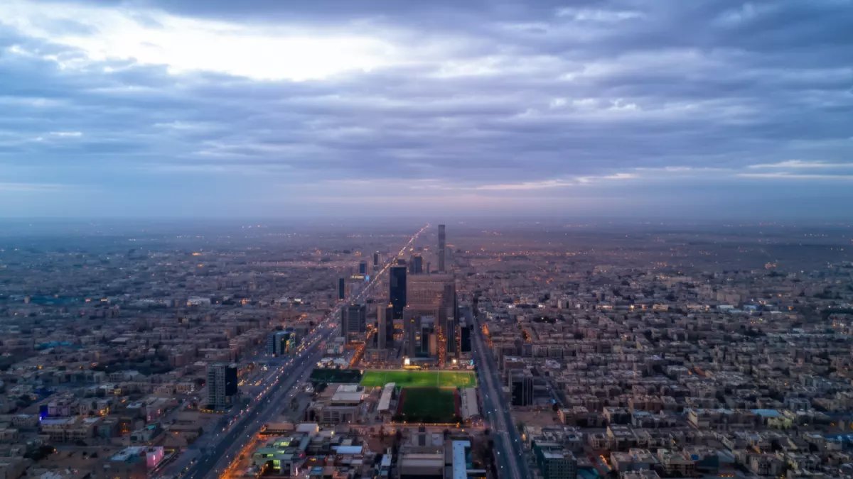 عاجل: عواصف رعدية مدمرة تضرب 7 مناطق بالمملكة... سيول جارفة ورياح تصل لـ55 كم والرؤية منعدمة!