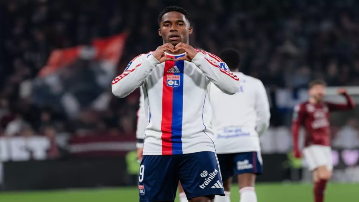 عاجل: "الهاتريك الذهبي" يدك شباك ميتز بـ5 أهداف... إندريك يصدم الدوري الفرنسي!