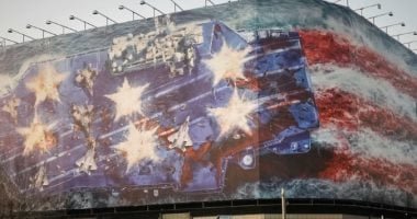 دماء منتشرة فى المياه.. جدارية وسط طهران ترسل رسالة تحذيرية مباشرة لأمريكا