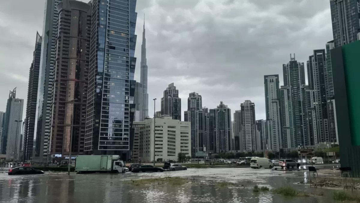 عاجل: المركز الوطني يكشف تطوراً مفاجئاً بطقس الإمارات - ارتفاع حاد بالحرارة وأمطار خلال ساعات!