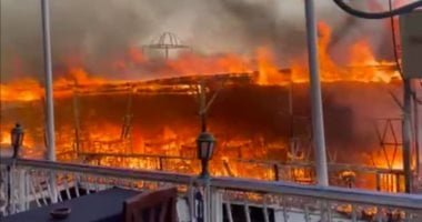 النيابة تعاين حريق مركب سياحى بكورنيش أسوان.. صور