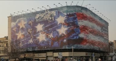 من يزرع الريح يحصد عاصفة.. إيران تحذر ترامب بعلم ملطخ بالدماء.. اعرف القصة