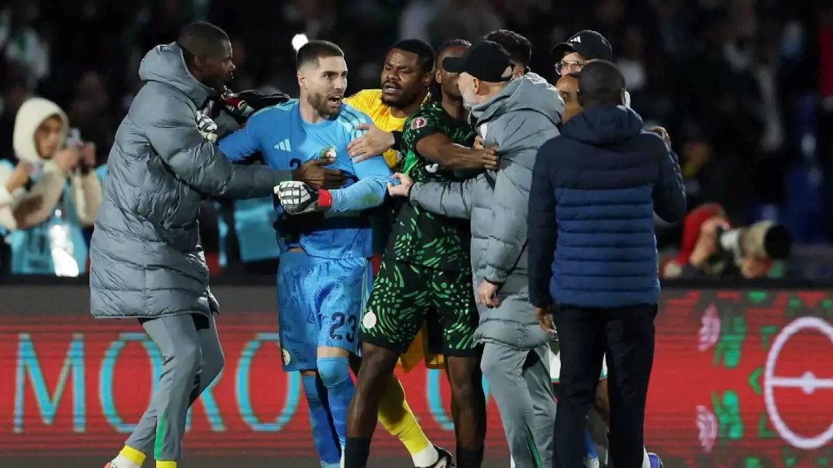 عاجل: كاف يصدم الجزائر بـ 4 عقوبات قاسية و100 ألف دولار غرامات... إيقاف لاعبين ومنع الجماهير!