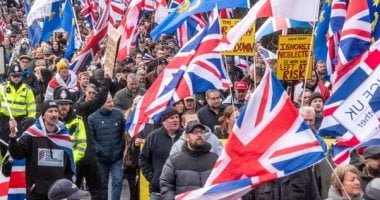 الآلاف يتظاهرون ضد إيواء طالبى اللجوء فى موقع عسكري ببريطانيا.. ما القصة؟