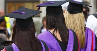 700 ألف خريج جامعى بريطانى يعيش على الإعانات.. ثلثهم يدعى المرض هربا من العمل