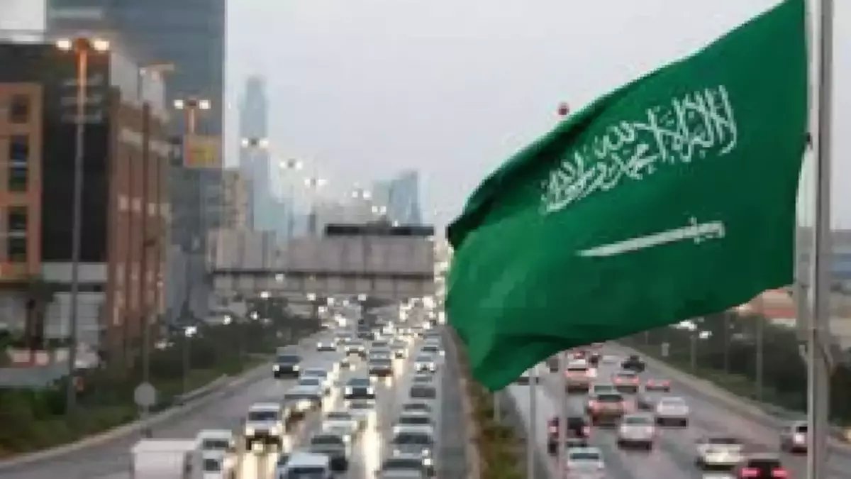 لماذا تترك المملكة شرط 'صلاحية الإقامة' لتأشيرة العائلة غامضاً؟ السر ليس تقصيراً.. بل 'ضمان ذكي' يمنع خسارتك 6 أشهر ويفاجئ أسرتك بإقامة منتهية.