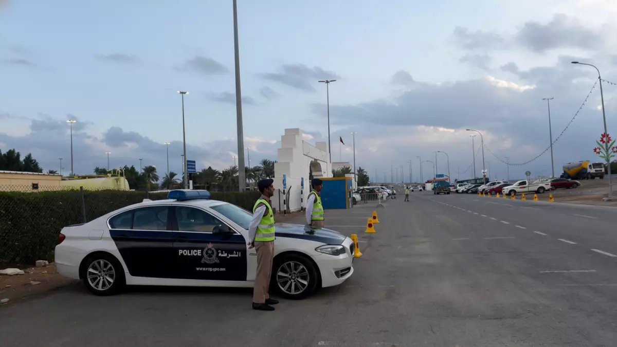عاجل: غرامة 500 ريال والسجن 10 أيام لهذه المخالفات... هل تعرف ما يفعله 90% من السائقين في عمان؟