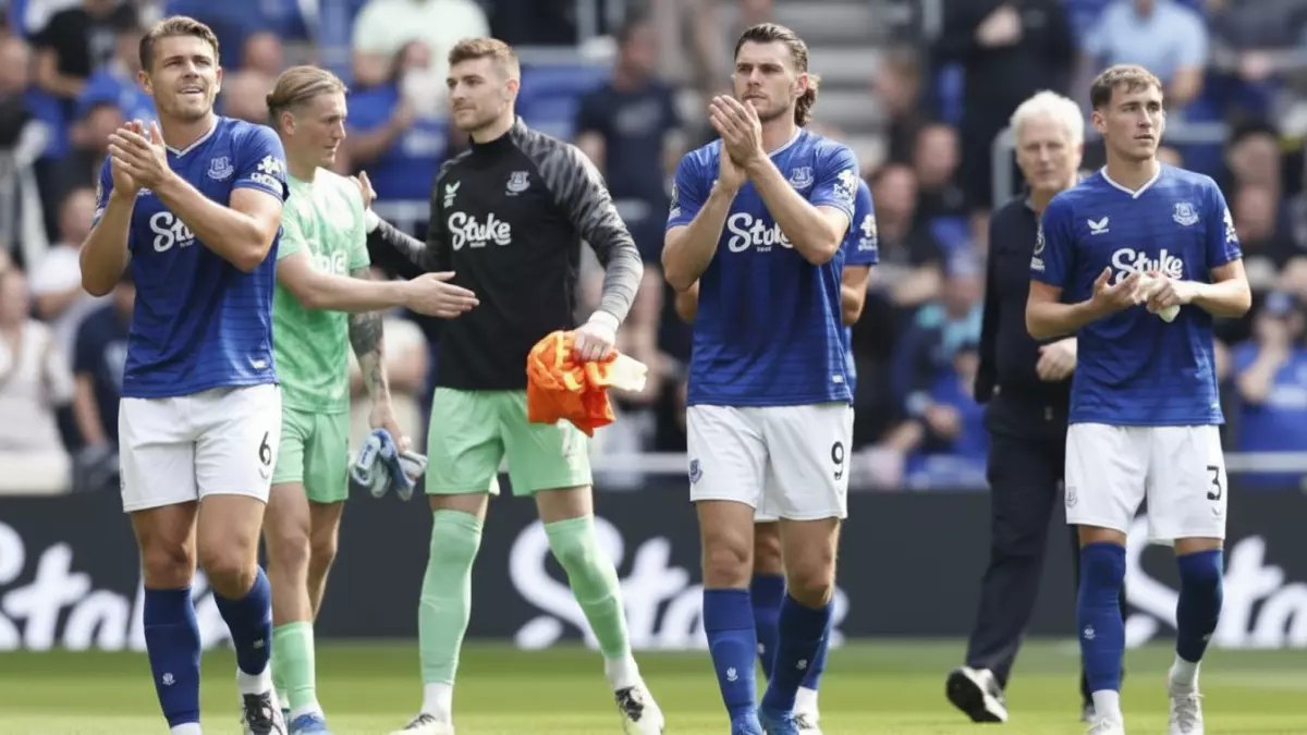 عاجل: تشكيلة إيفرتون وليدز يونايتد الرسمية - صراع البقاء يبدأ خلال دقائق!