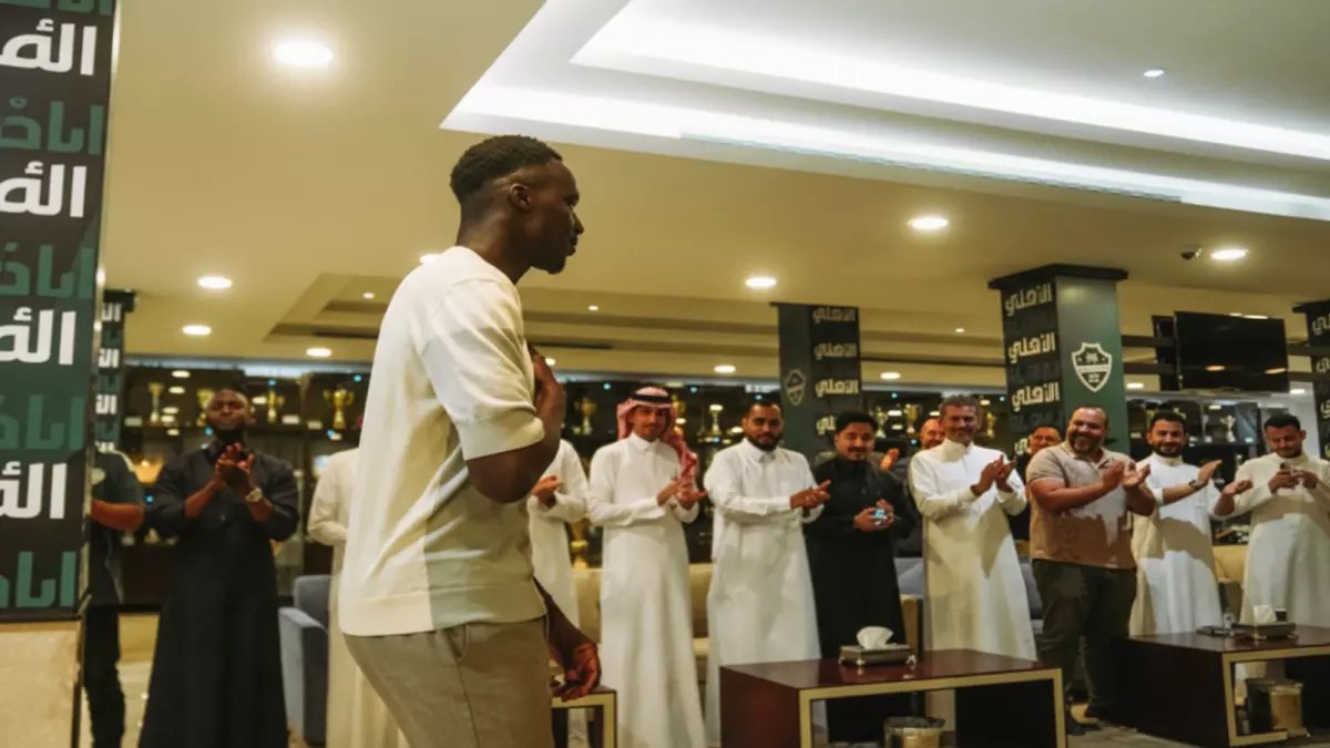 عاجل: الأهلي يحتفي ببطل قارتين... ميندي يعود بعد 8 مباريات غياب صادمة!