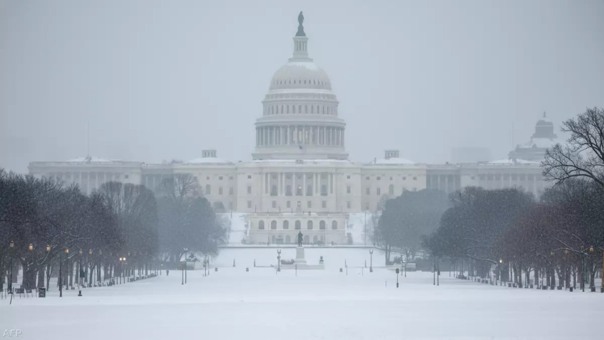 عاجل: 23 قتيلاً و600 ألف منزل بلا كهرباء... العاصفة القطبية التي شلّت أمريكا تماماً - هل تصل للوطن العربي؟