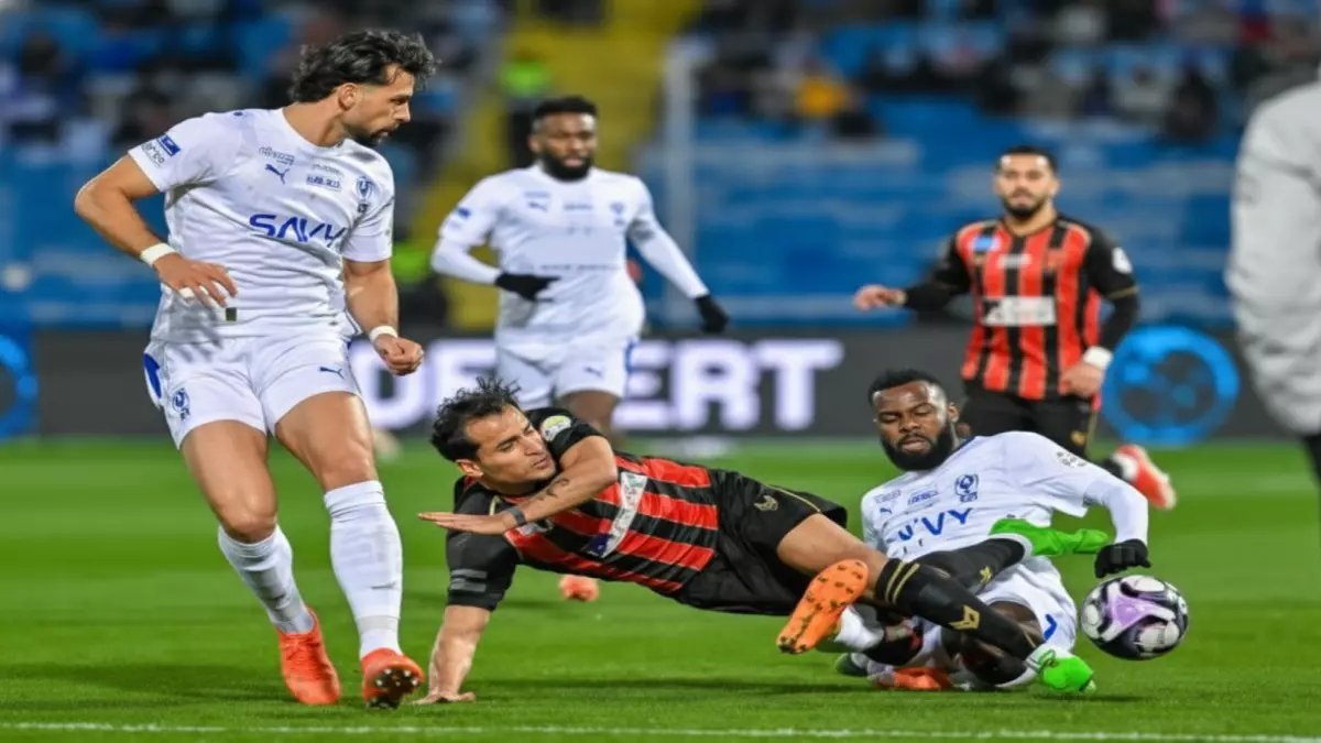 صادم: خبير تحكيم دولي يفجر مفاجأة.. هدف الهلال "مسروق" أمام الرياض!