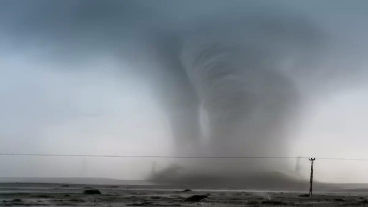 عاجل: إعصار قمعي يضرب أملج ويدمر المنازل والمزارع... والأرصاد تكشف السبب الصادم!