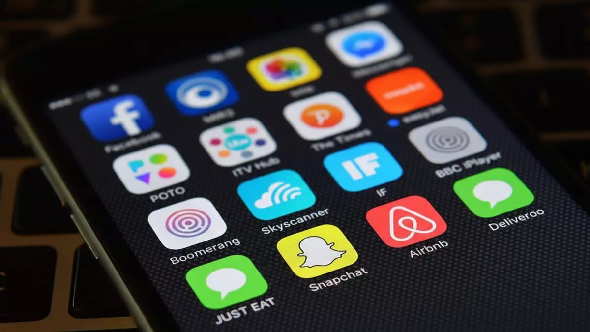 عاجل: تطبيقات مراسلة مخترقة تخترق هاتفك وتسرق صورك ورسائلك… الخبراء يحذرون من 12 تطبيقاً خطيراً موجوداً في جوالك الآن!