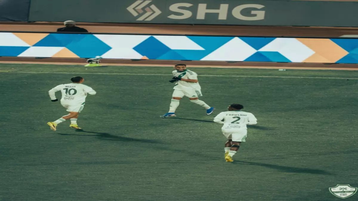 عاجل: رياض محرز يدمر الشباك بتسديدة سحرية... والجماهير تصرخ: "أسطورة الدوري السعودي!"